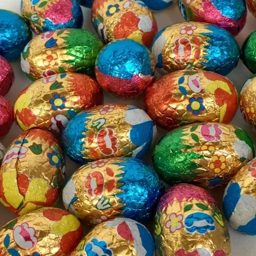 Oeufs en chocolat au lait praliné sous aluminium